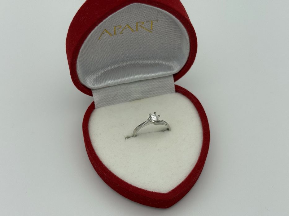 Pierscionek z diamentem, brylantem, zareczynowy, APART.