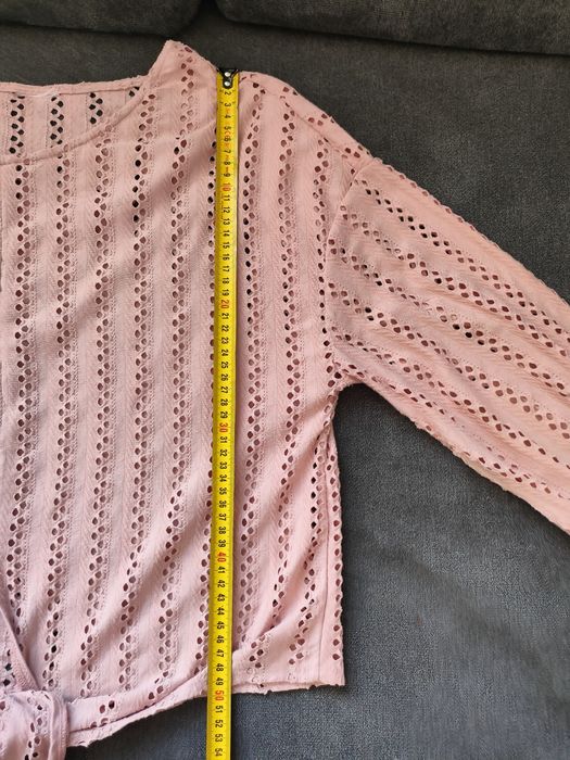 Piękne ażurowa wiązana bluzeczka w kolorze brudnego różu