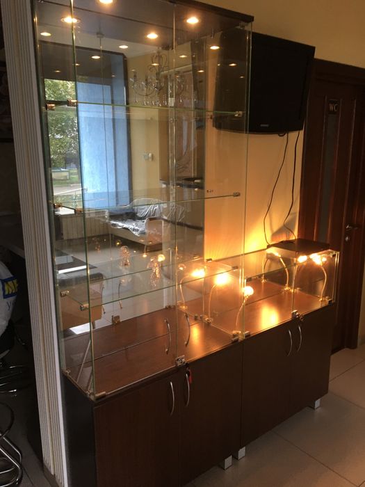 Продам две выставочные витрины