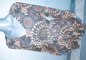 Sukienka z paskiem orientalne wzory falbanki
