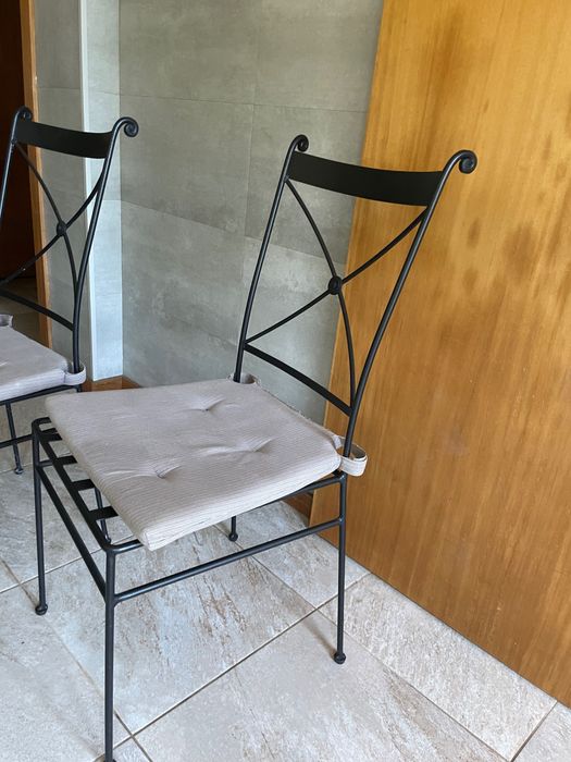 Mesa de jantar e cadeiras