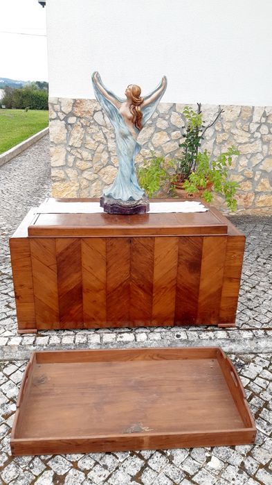 Antiga arca em madeira