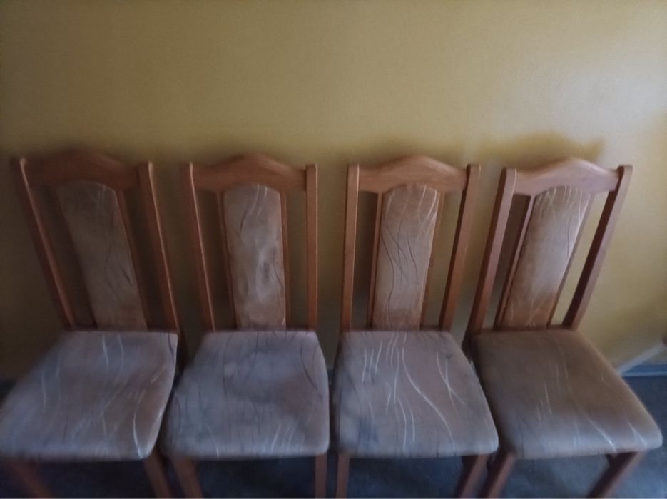 Sprzedaję komplet krzeseł.