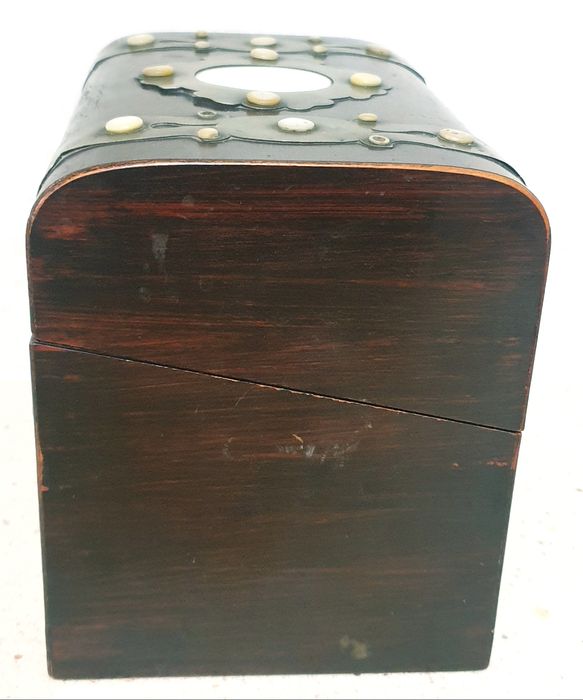 Antiga caixa caddy de chá em madeira, latão e madrepérola