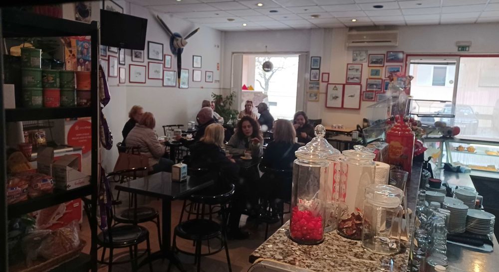 Pastelaria café a funcionar, chave na mão