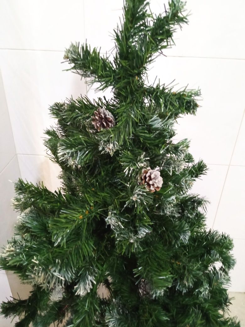 Árvore de Natal com pinhas. 1.25