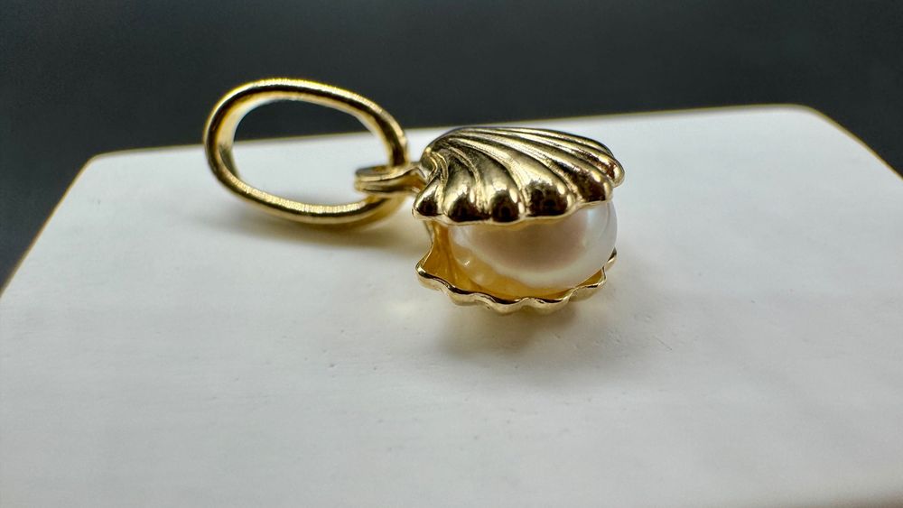 Złota przywieszka muszla z perłą, 14ct 585, waga: 0,55g