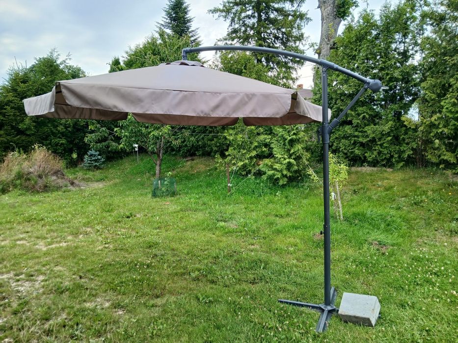 Parasol ogrodowy z stopą