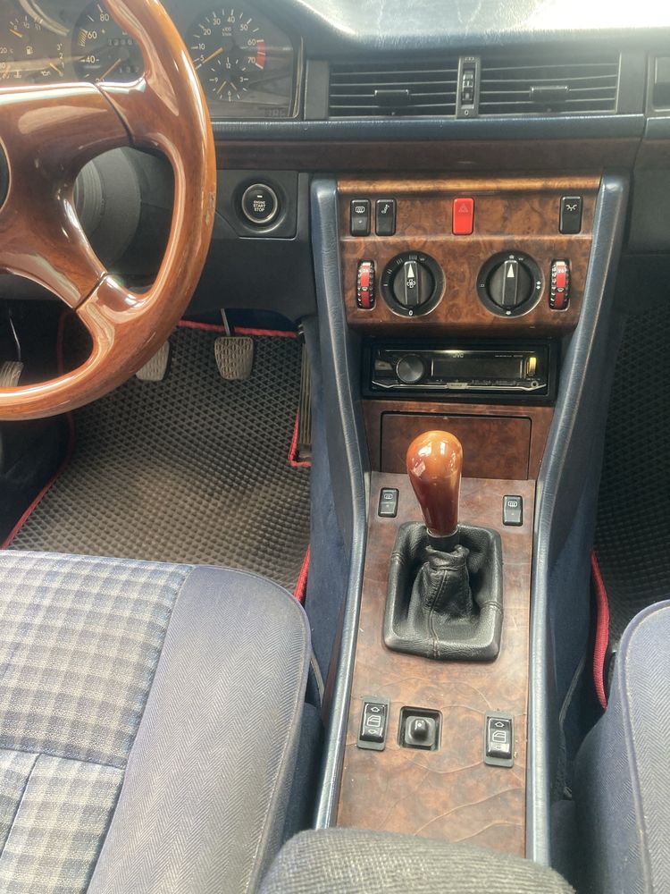 Автомобиль меседес W124