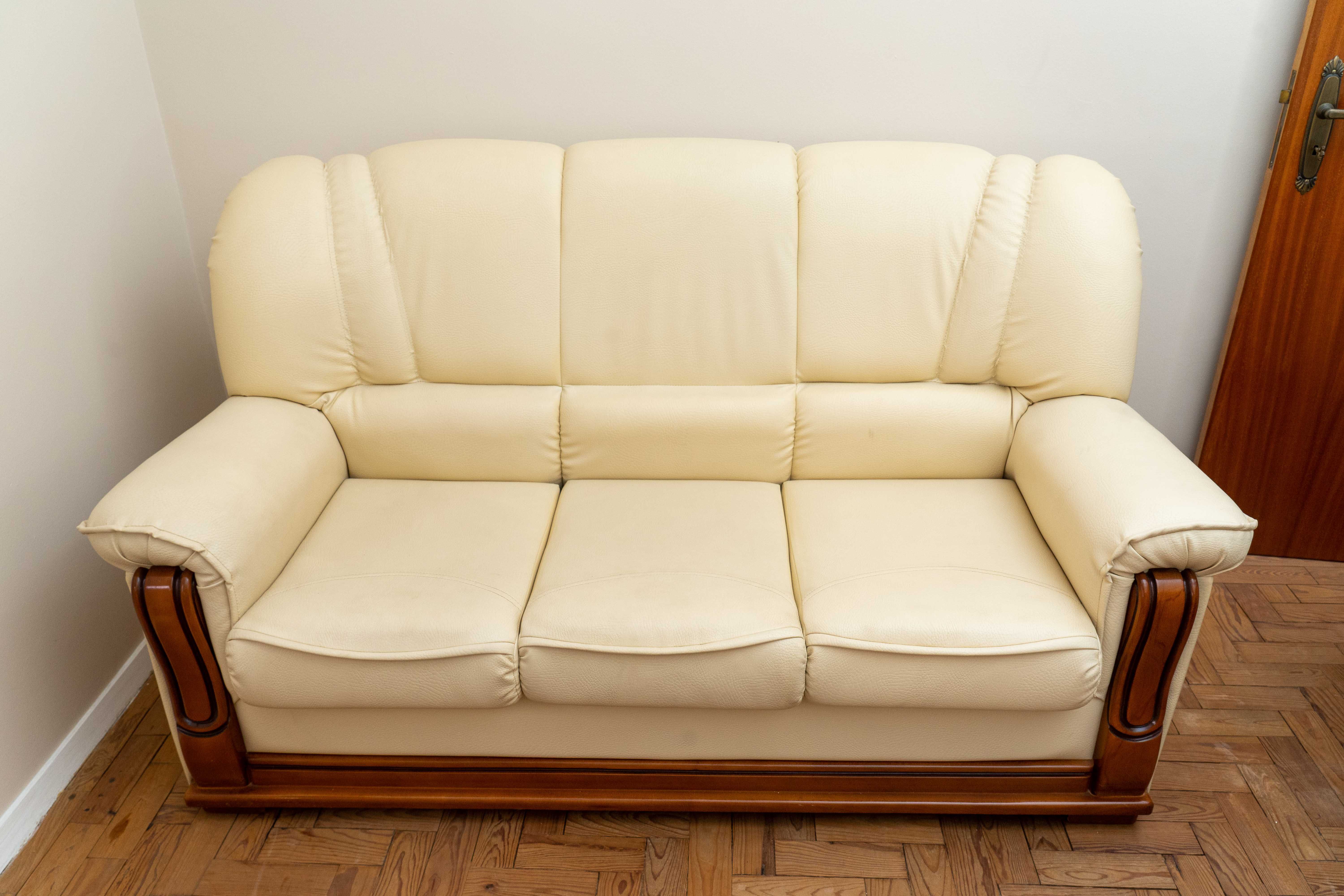 Sofá-cama de 3 lugares em pele branca e 2 poltronas