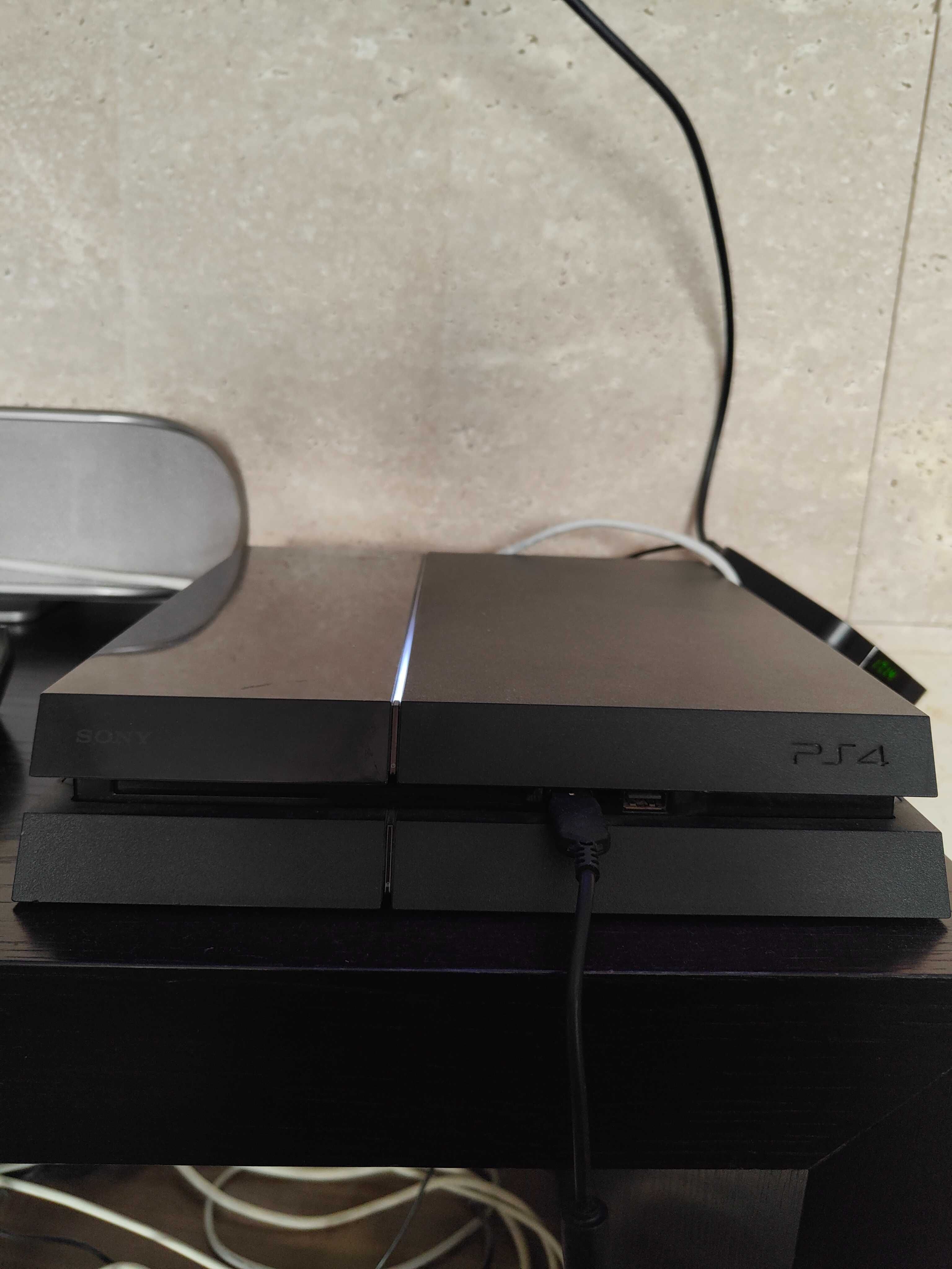 PS4 standard com pouca utilização