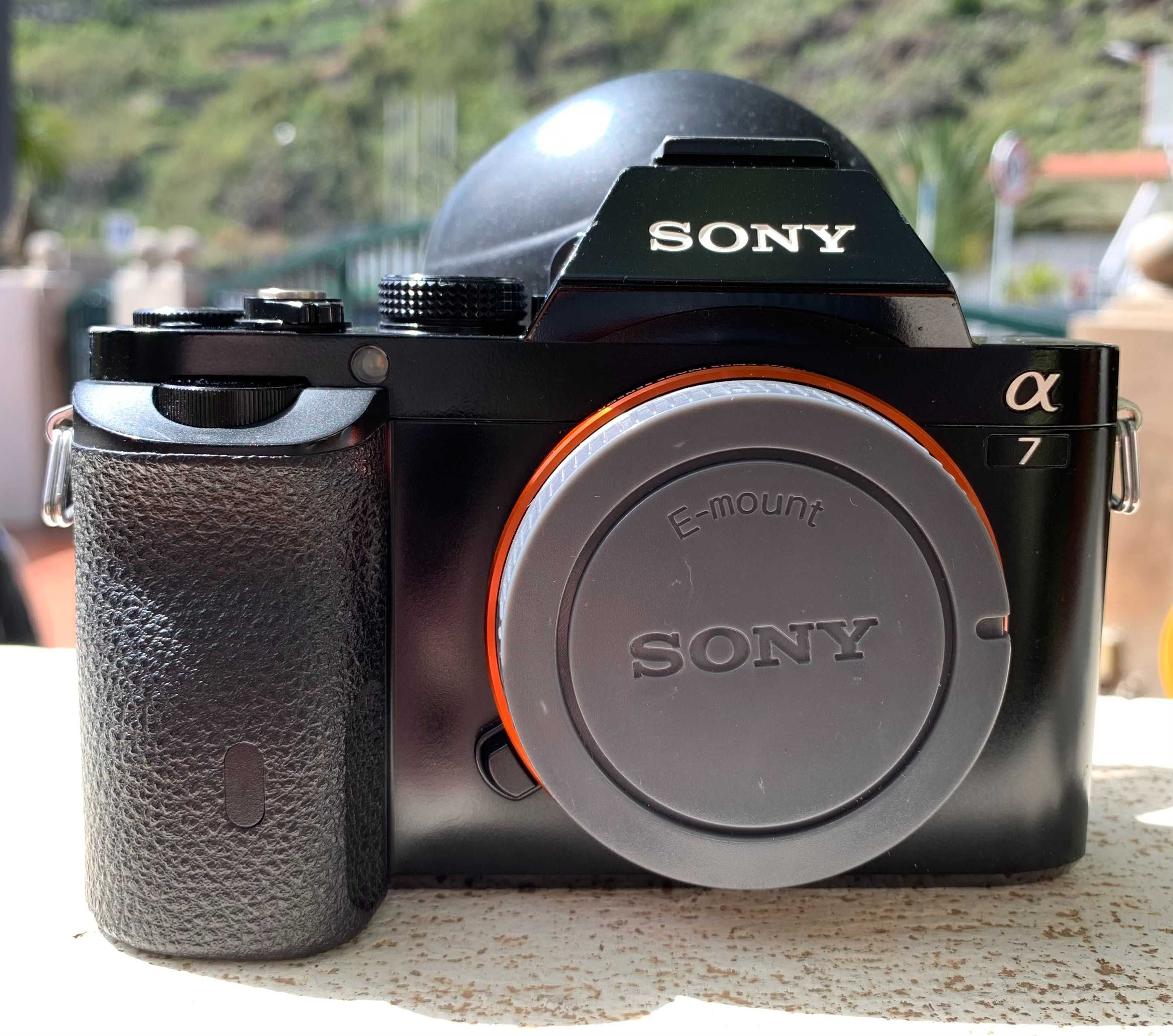 Sony A7  Fullframe + acessórios (2x baterias etc) - bom estado