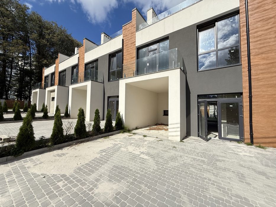 Продається таунхаус біля озера з терасами та басейном