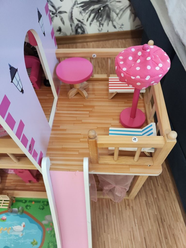 Duży domek dla lalek