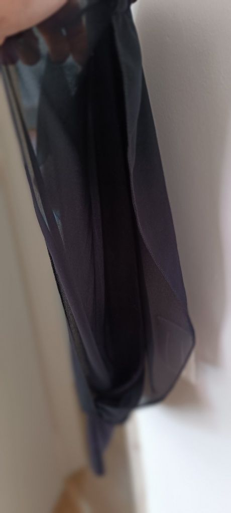 Blusa preta aberta de lado. Tem um forro em algodão por baixo.