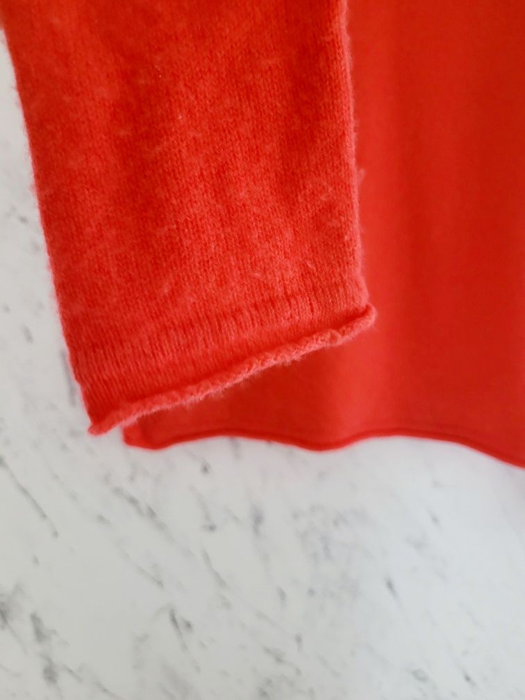 Delikatny kaszmirowy sweter oranż guziki z masy perłowej premium