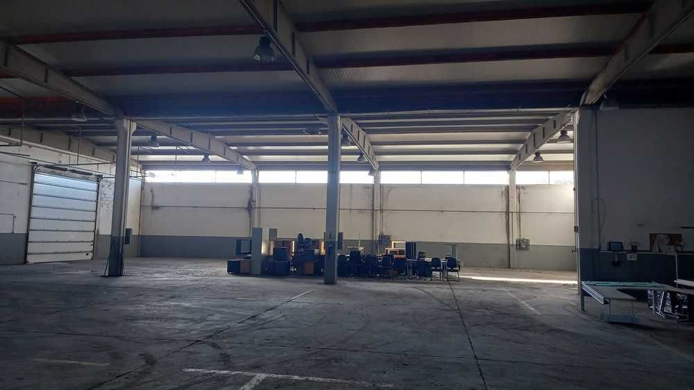 Armazém com 1900m2 com logradouro 23000m2 - Montijo