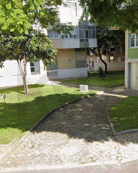 Armazém com 146 m2 em Agualva-Cacém com possibilidade de se transforma
