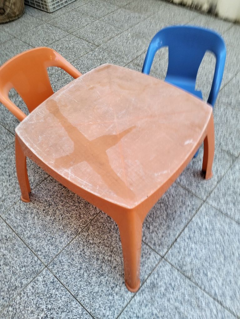 Mesa e cadeiras de actividades