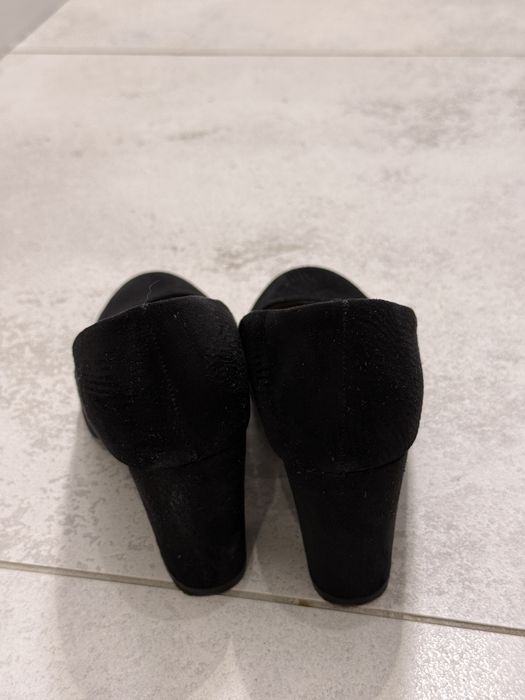 Czarne buty na obcasie 37