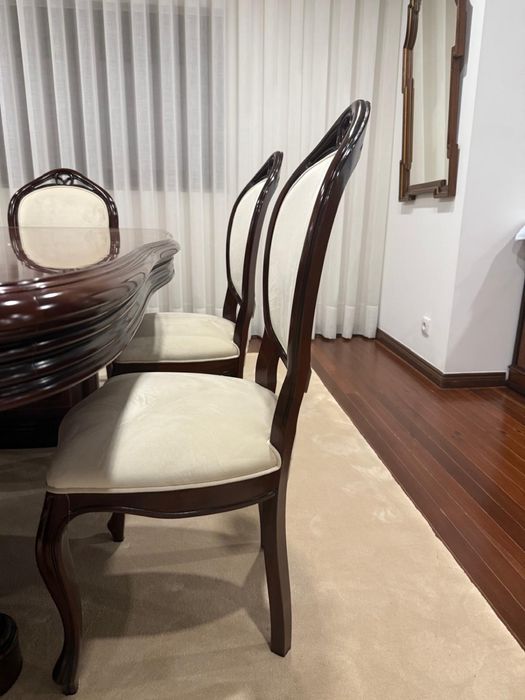 Mesa e cadeiras em veludo