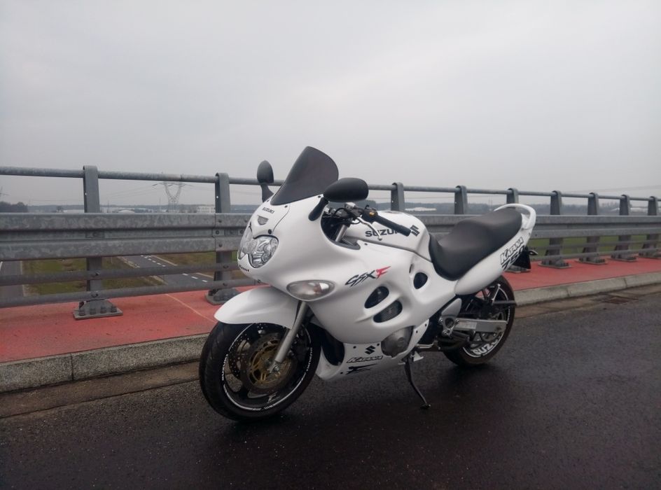 Suzuki Katana GSX 750 F Custom – biało-czarna bestia z charakterem