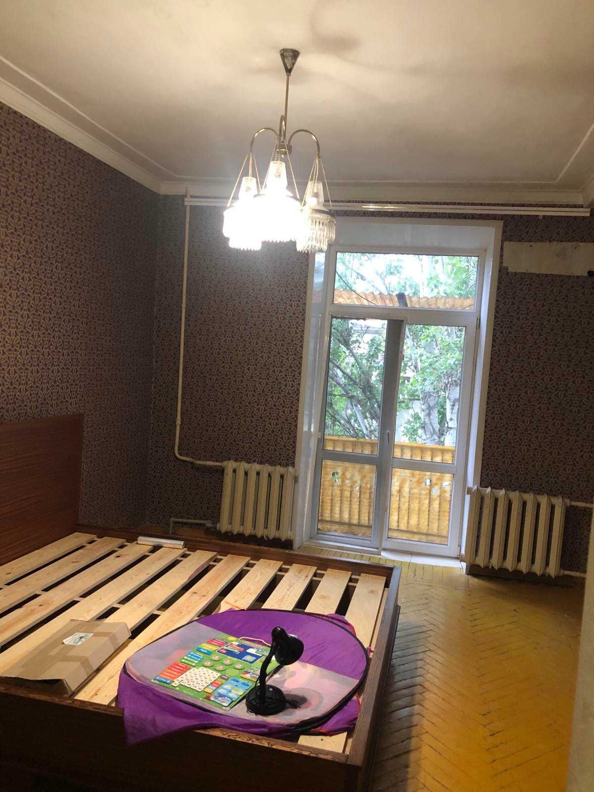 Продам 2 комнатную полнометражную  квартиру улица Базарная 3 этаж
