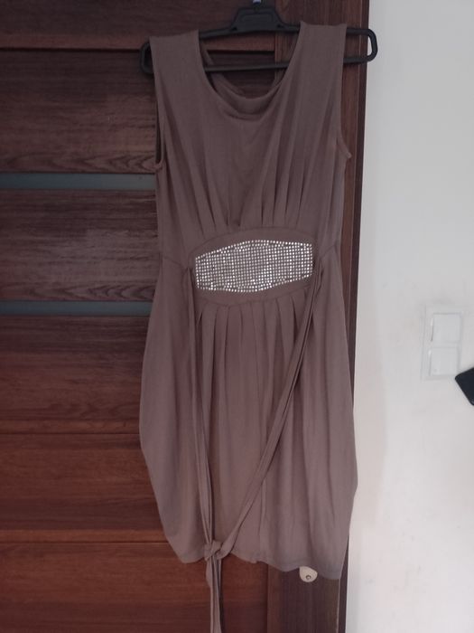 Sukienka w kolorze braz