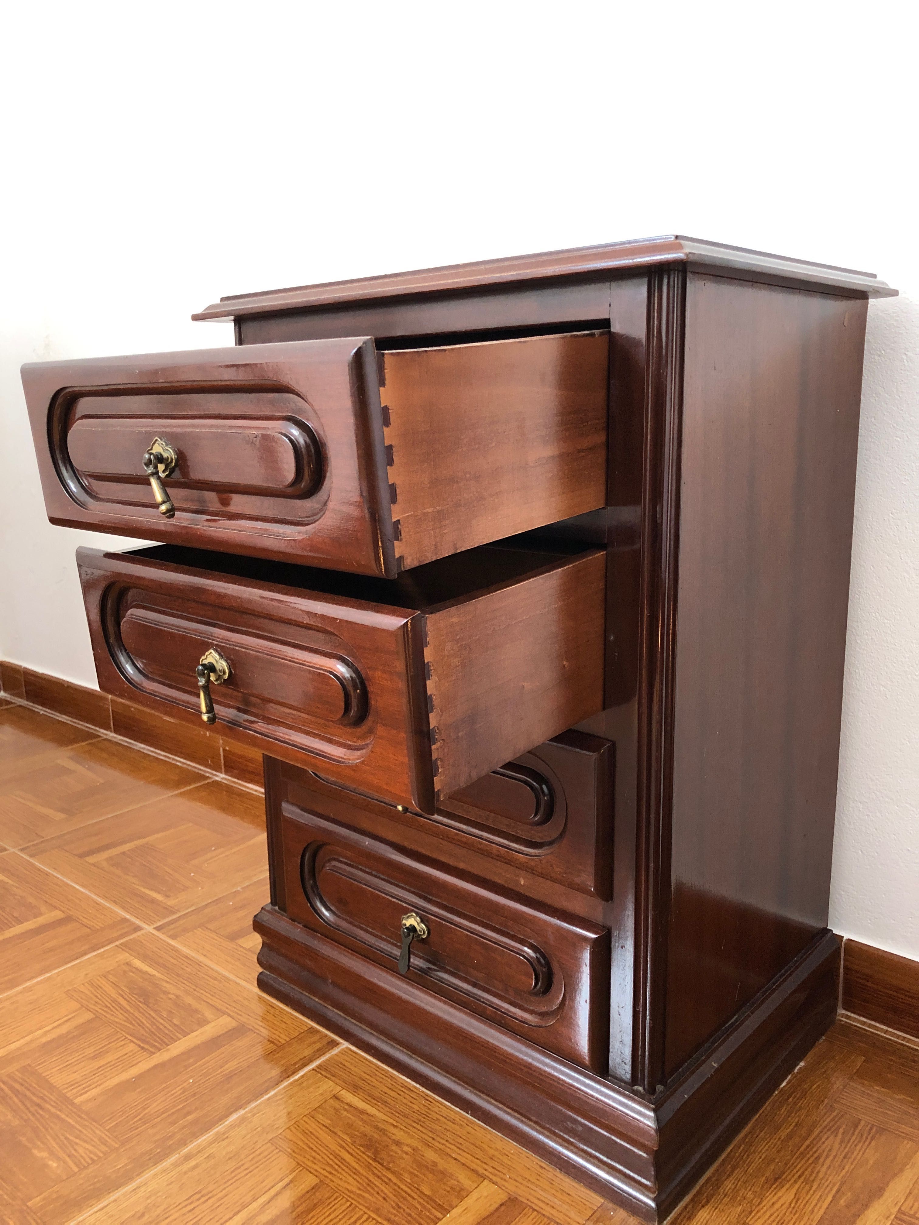Mesa de cabeceira em madeira maciça