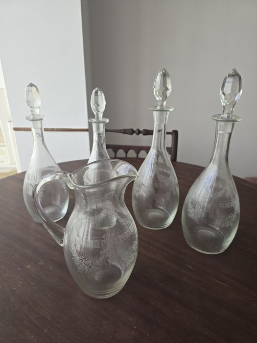 Conjunto de Garrafas, Jarro e Copos