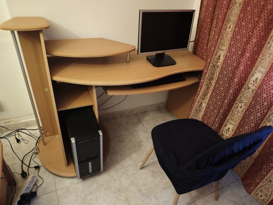 Secretaria de computador mais mesa de centro