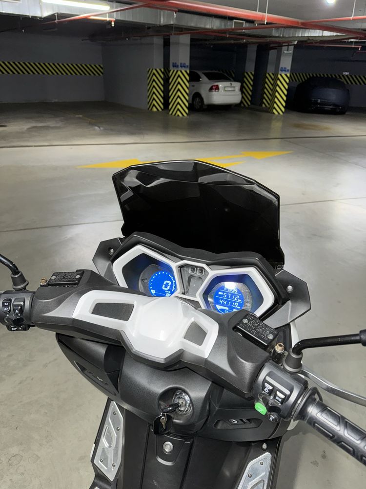 Электромотоцикл  TMAX Like.bike maxi электроскутер