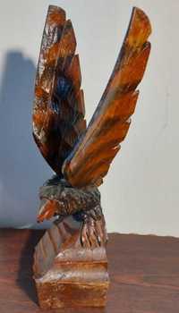 Деревянная статуэтка орла
