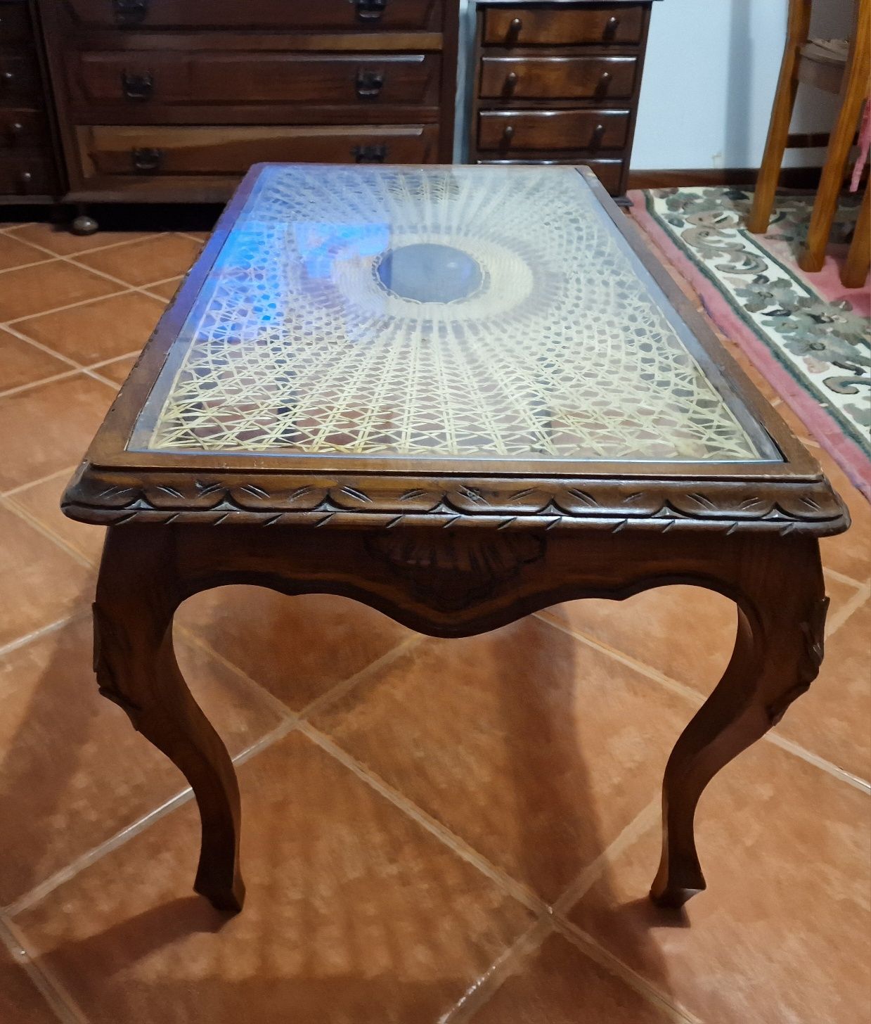 Mesa de centro vintage com tampo em vidro