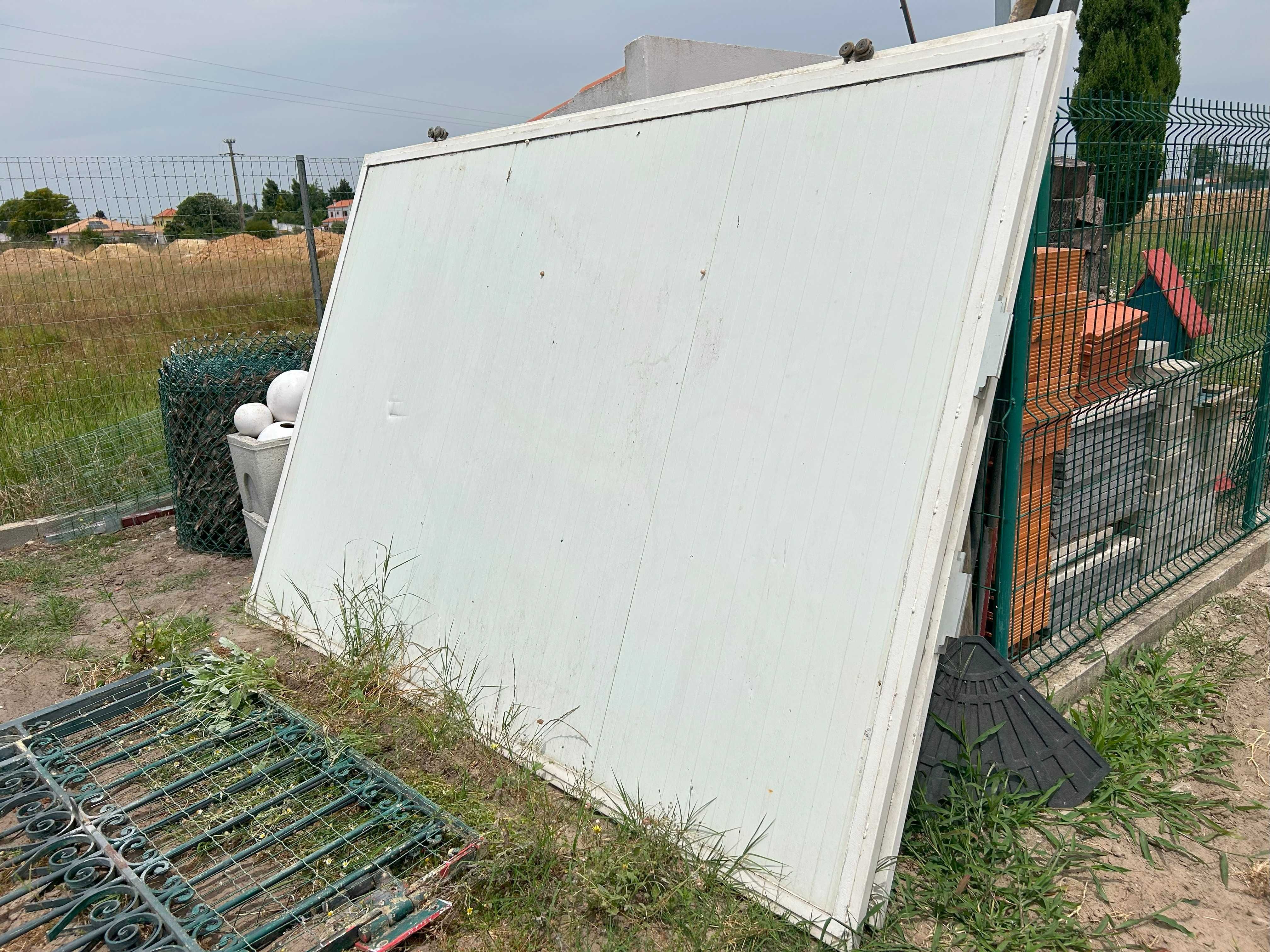2 Portões de Exterior Deslizante (2,9m x 1,9m cada)