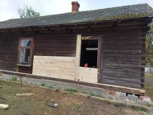 Wymiana podwalin/ bali/ przyciesi/ belek / renowacja domów z drewna