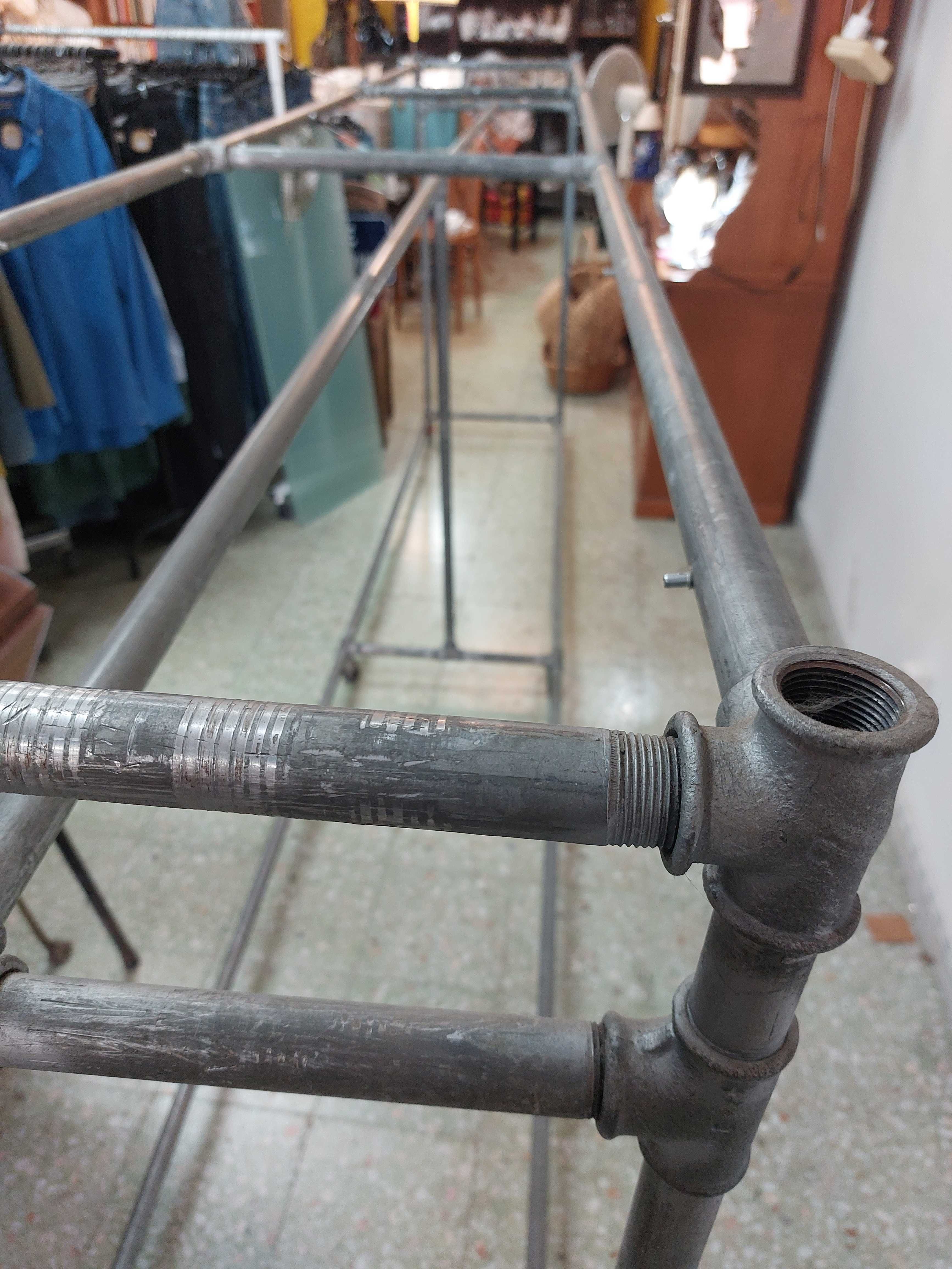 Expositor para  Loja em Tubo metálicos de água