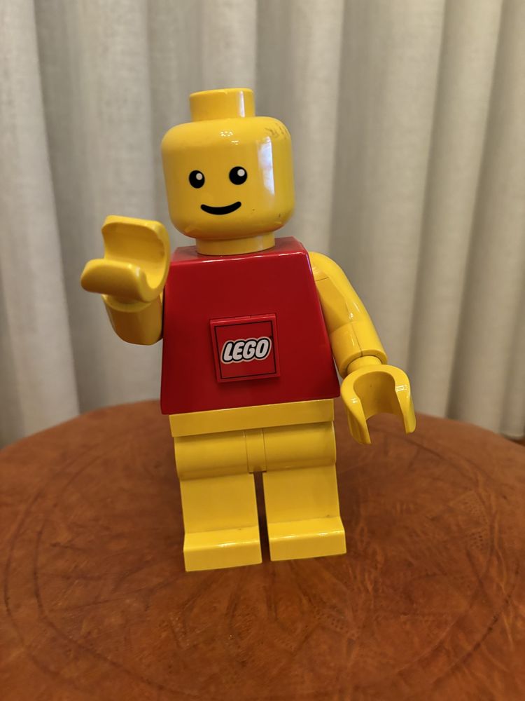 Boneco Lego que faz de lanterna