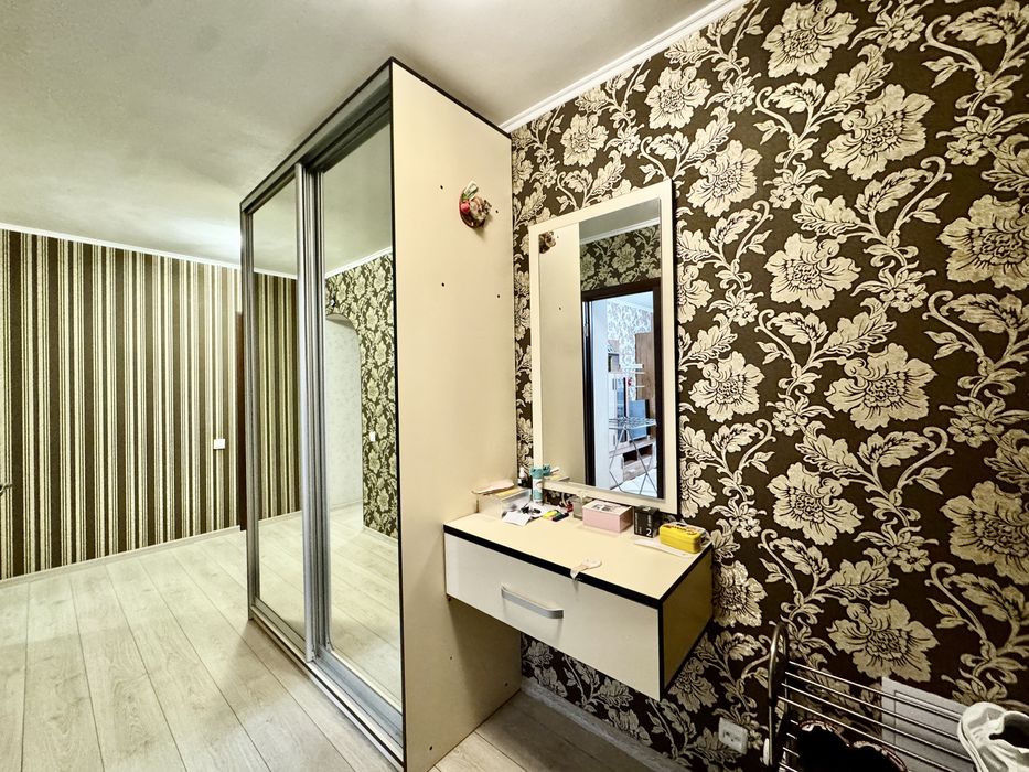 Продаж 2к квартири 65 кв. м на вул. Миколаївська 6