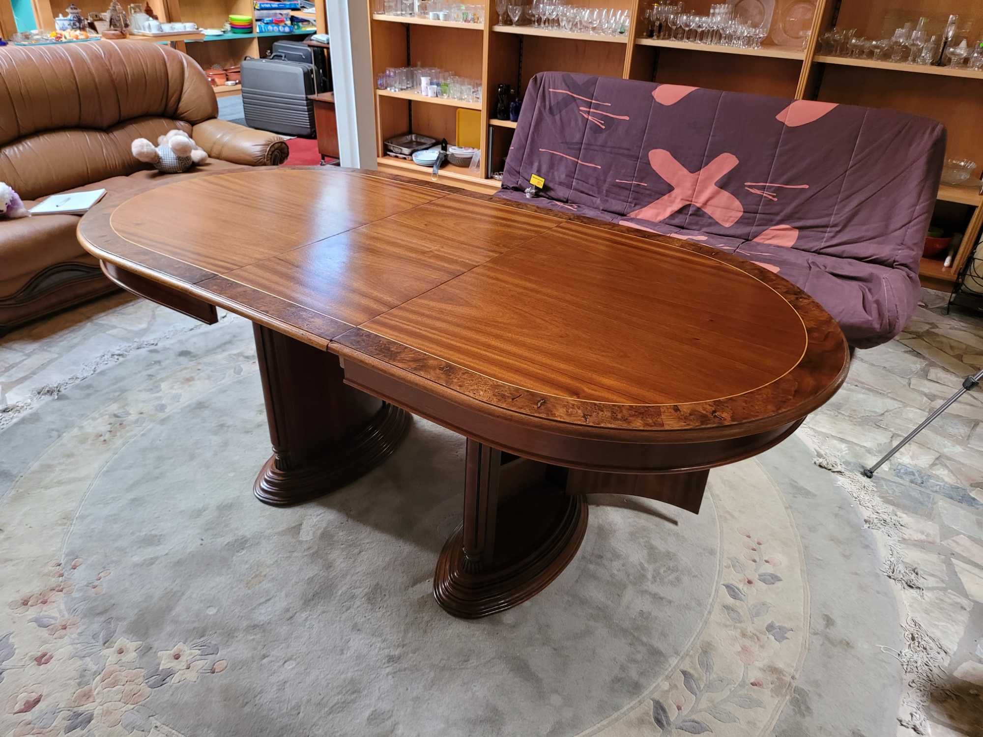 Belíssima mesa de sala em madeira maciça com arrumação em ambos os