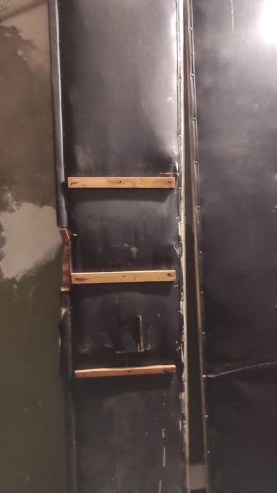 Двери высокие и крепкие