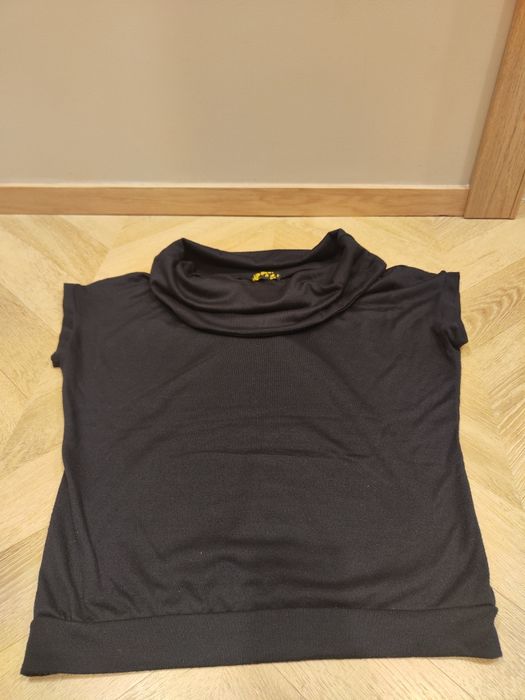 Ciemnogranatowy bezrękawnik z golfem