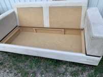 2 osobowa ładna sofa .