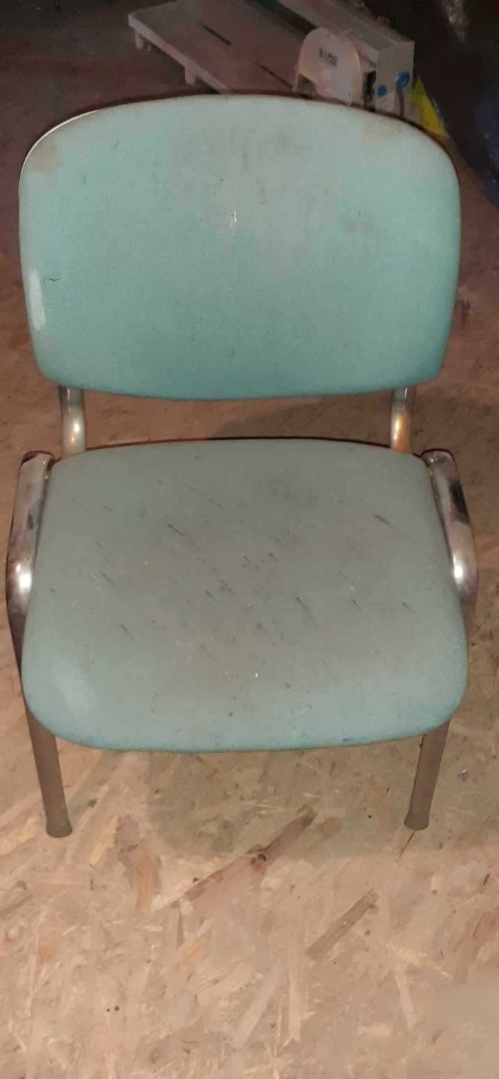 krzesło z chromowanymi elementami