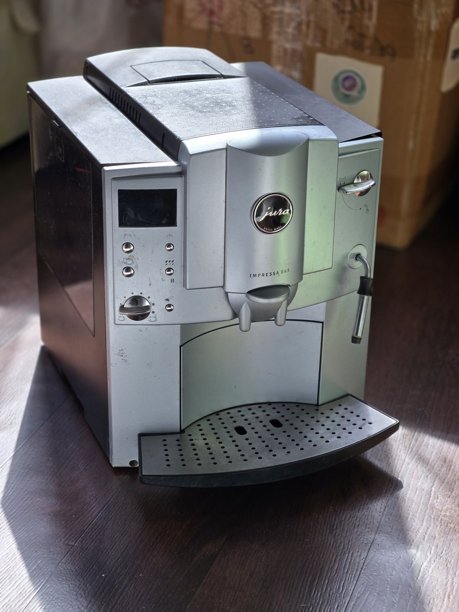 Продам кавоварку Jura e65