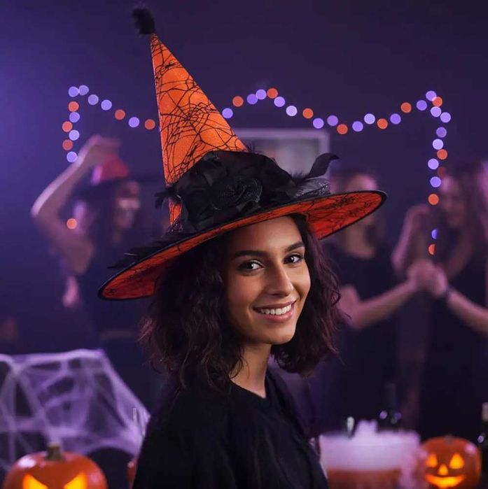 Капелюх відьми з трояндою