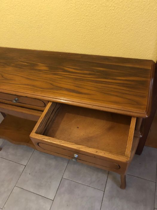 Móvel e espelho de entrada