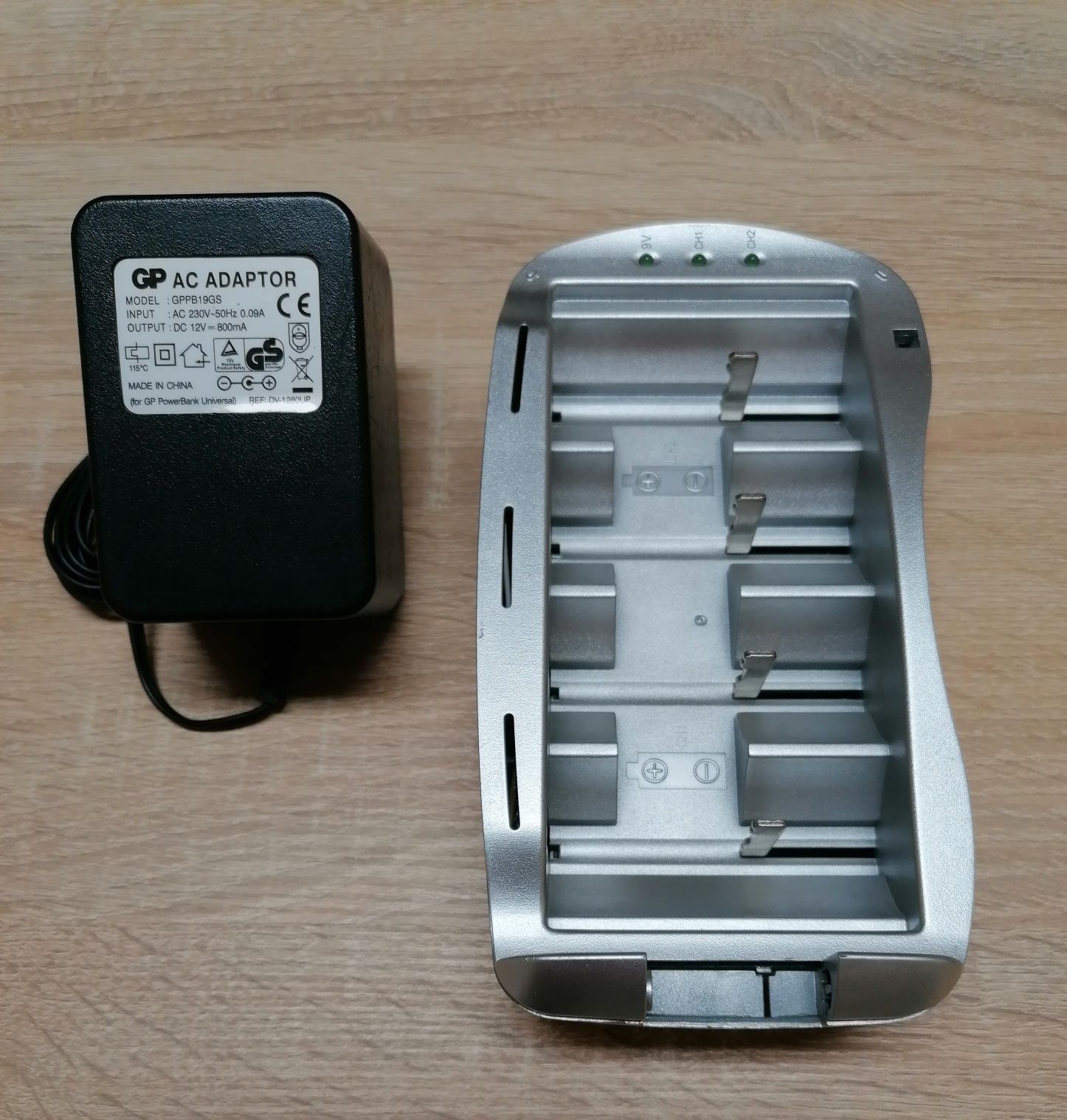 Ładowarka akumulatorków/baterii uniwersalna GP Power Bank
