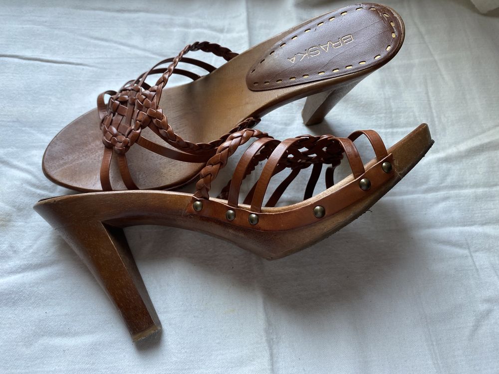 Туфли женские коричневого цвета на каблуке.