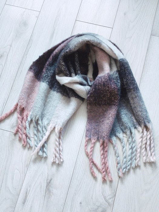 Piękny Pastelowy Szalik Z Wełną Frędzle ANSWEAR